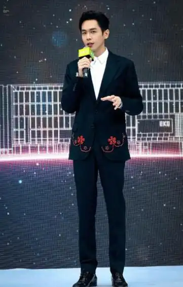 常有人误估他的身高在一米七上下,但他的真实身高数据惊人,傲人地达到