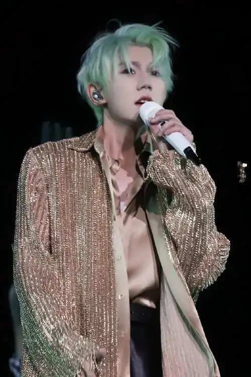 #王源流星也为你落下来了巡演舞台##王源客厅狂欢巡演#