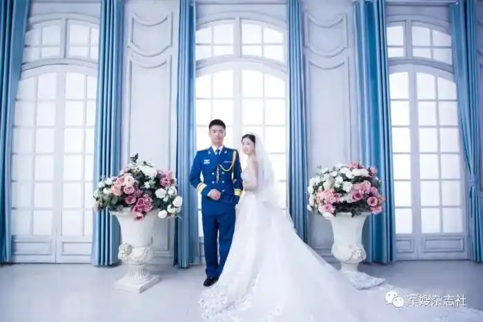 "婚姻登记处的工作人员得知他们是军人家庭,纷纷致以敬意和祝福.