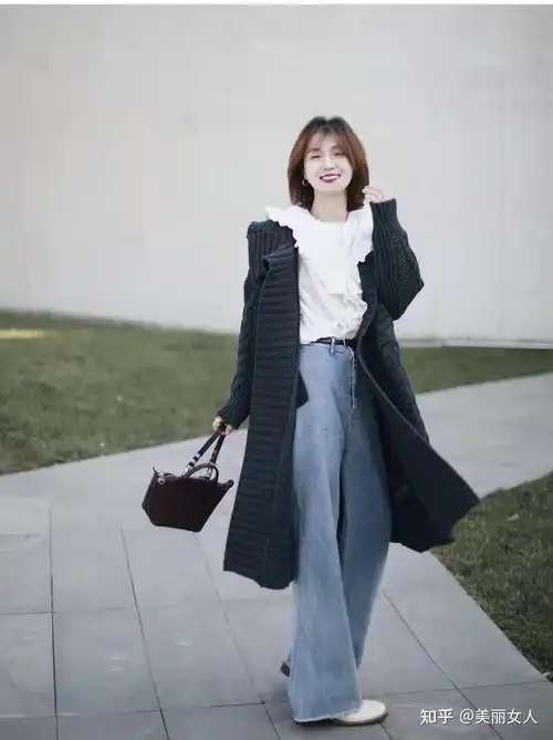 牛仔阔腿裤怎么搭配上衣和鞋子好看