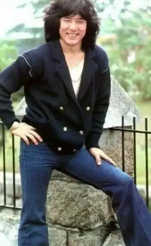 像这两件白色的漏胸装和晚礼服一样的露背装,难道这就是80年代男人的