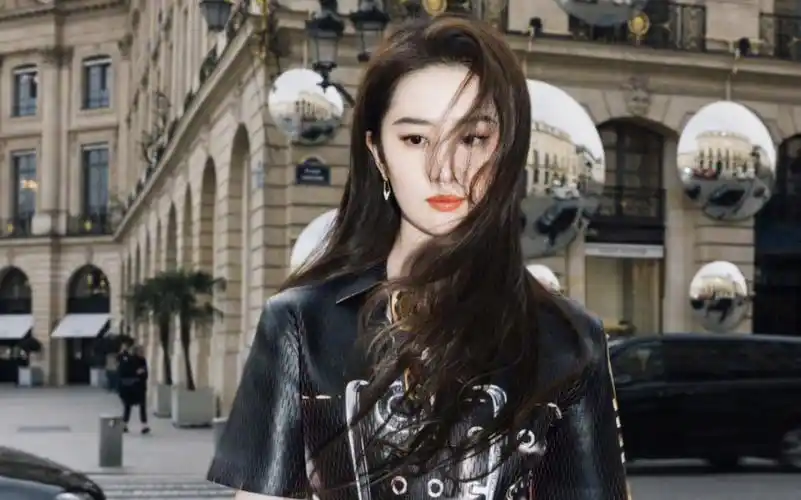 刘亦菲现身巴黎时装周好高冷,那么丑的鞋子都可以驾驭