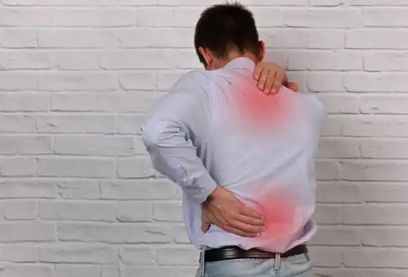 男人遭受背部和颈部疼痛.不正确的坐姿问题,肌肉痉挛,风湿.