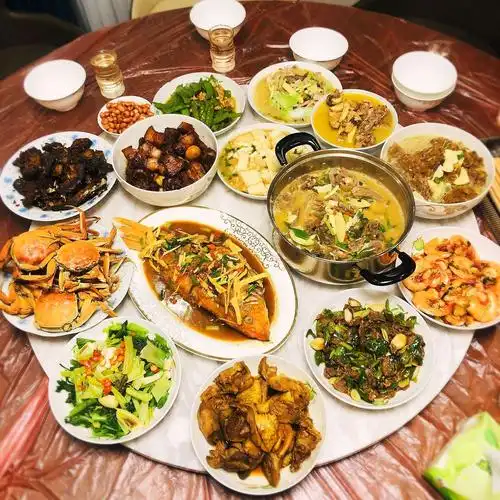 二舅可真是好手艺,烧了一桌子丰盛的菜肴,都是我爱吃的,嘿嘿(『)