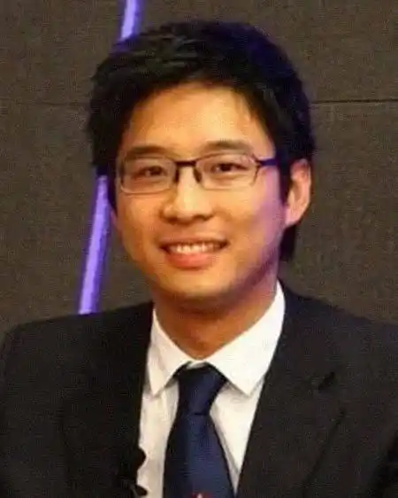 出席在北京柏悦酒店举行的"2008芭莎明星慈善夜";同年9月11日,霍启山