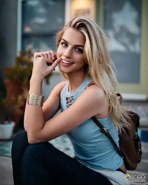 金发蓝眼高颜值加拿大女模:每一个笑容都是毫无死角,都能甜到人心里