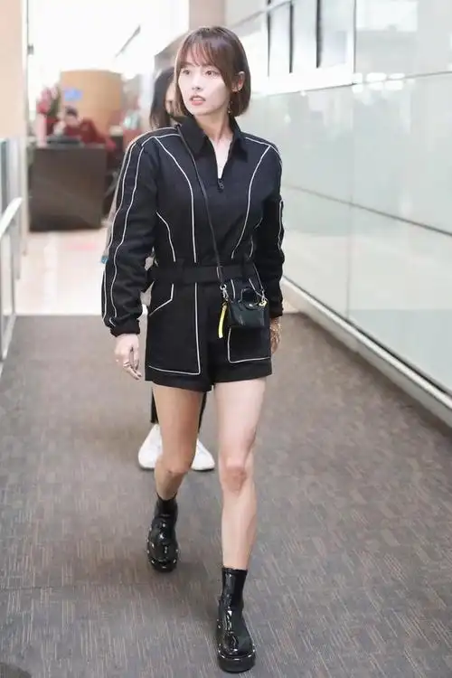 原创 王子文终于换风格,穿香芋紫t恤配工装短裤,大走甜酷风太美了