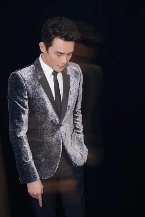 王凯银灰色亮面西装帅气儒雅