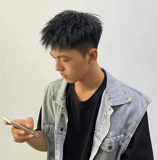 铲青碎盖摩根烫,热门男生烫发发型,利落率性好打理.