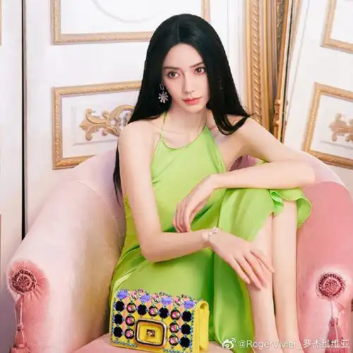 珠宝折射璨光,逗号跟崭露俏皮,#rogervivier品牌代言人杨颖#释出独具