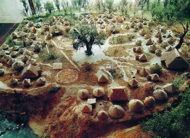 姜寨遗址,聚落遗存保存得较完整,反映出当时氏族社会的组织结构!