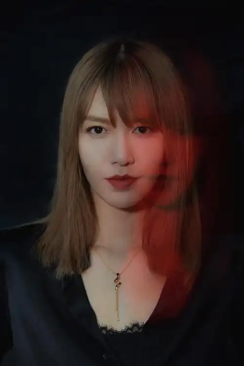 简介:谭维维酷黑时尚写真图片,分享一组谭维维图片给大家,图中的明星