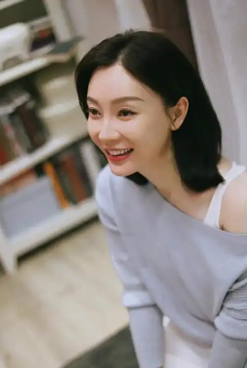 陈数剪了短发气质飙升搭配裙装太优雅了40多岁姐姐可以学学