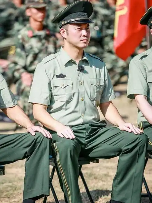 沙溢入营坐姿端正尽显军人风采 - 天空影院