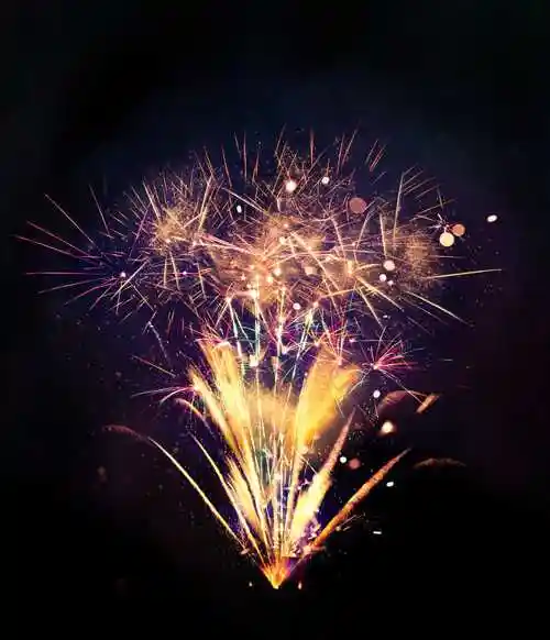 烟花爆炸在黑色背景上