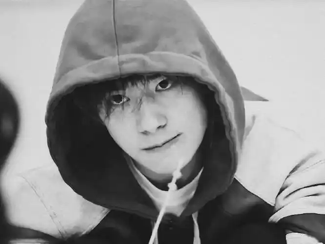 请欣赏黑白色调的九宫格易烊千玺画风一转马上变超a玺子哥