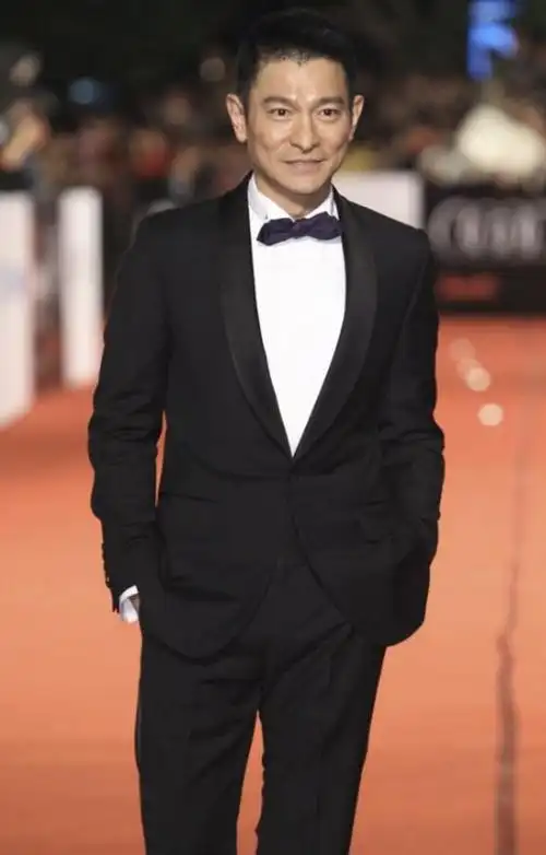 62岁刘德华告诉你:发型一丝不苟,裤子短一截,到老也不油腻