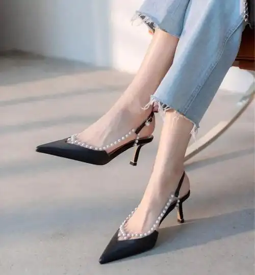 时尚女人高跟鞋微露脚趾缝的黑色尖头高跟鞋中后空设计高跟鞋搭配珍珠