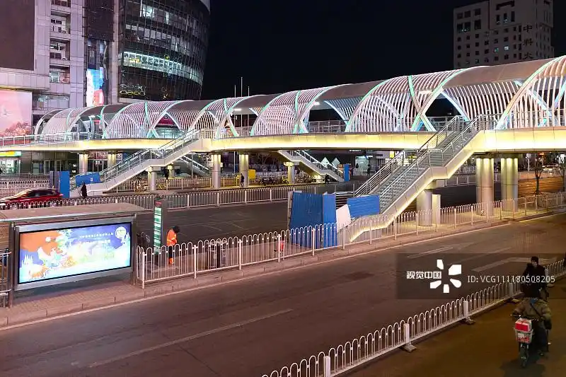 2018年12月6日,北京,中关村大街北侧双螺旋造型过街天桥夜景灯光璀璨.