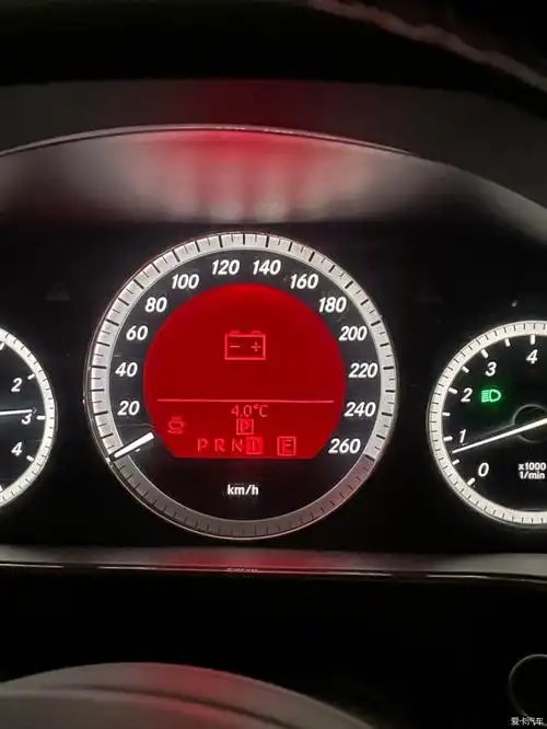 【图】2011年的e,忽然亮了个红色电瓶是啥意思呢_1_奔驰e级论坛_爱卡