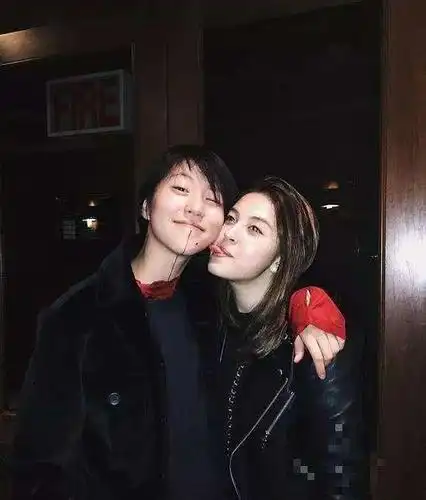 窦靖童不顾女同伴抗拒抱头熊扑强吻遭对方满脸嫌弃