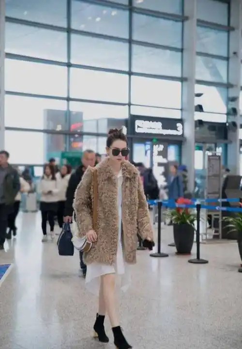 戚薇一身红色私服穿搭走机场,青春靓丽时尚感很强,美出新高度_绿色