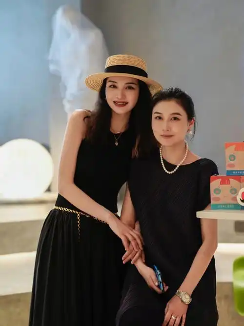 我哪来的勇气和女明星们合影 还不是为工作