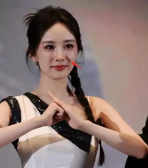 37岁杨幂对比36岁赵丽颖骨相老去和皮相老去的差距一目了然