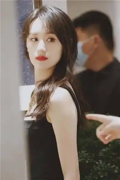 袁冰妍"黑色礼服"超惊艳!