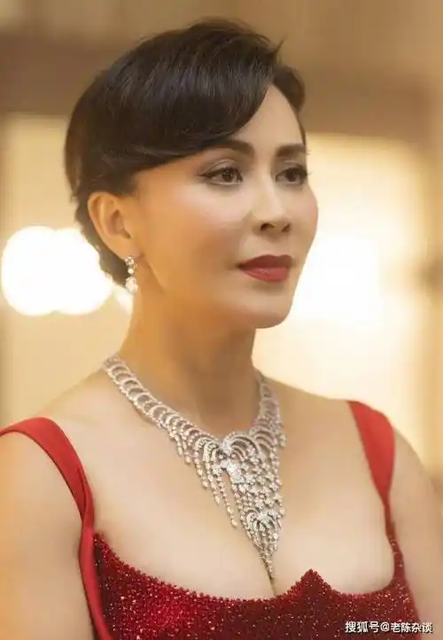 58岁刘嘉玲,饱满性感着实迷人!_身材_挑战_成功