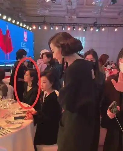 原创迪丽热巴的内场镜头来了没走红毯太可惜跟宋茜同桌待遇不同