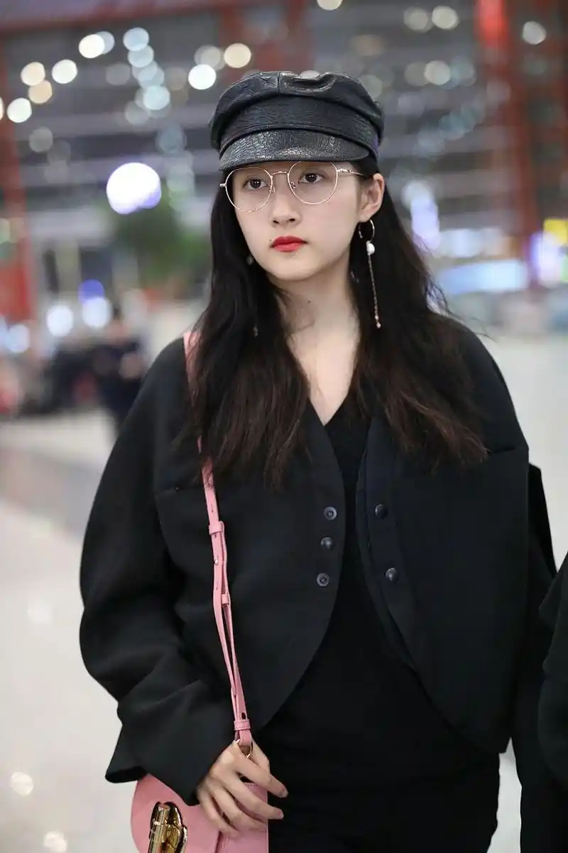 戴眼镜的关晓彤,颜值有被拉低一点点[左捂脸]!