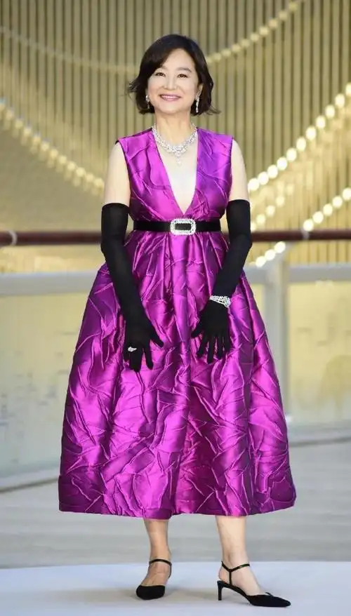 68岁林青霞穿深v礼服性感亮相佩戴九千万珠宝贵气十足