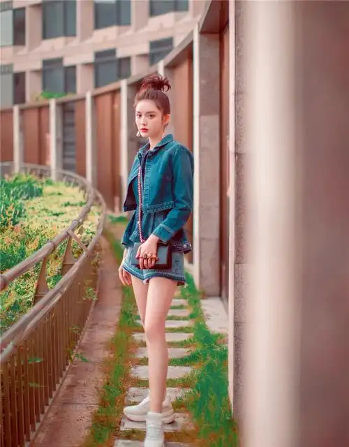 古力娜扎现身戛纳穿牛仔短裤大秀甘蔗腿这身材也太惊艳了