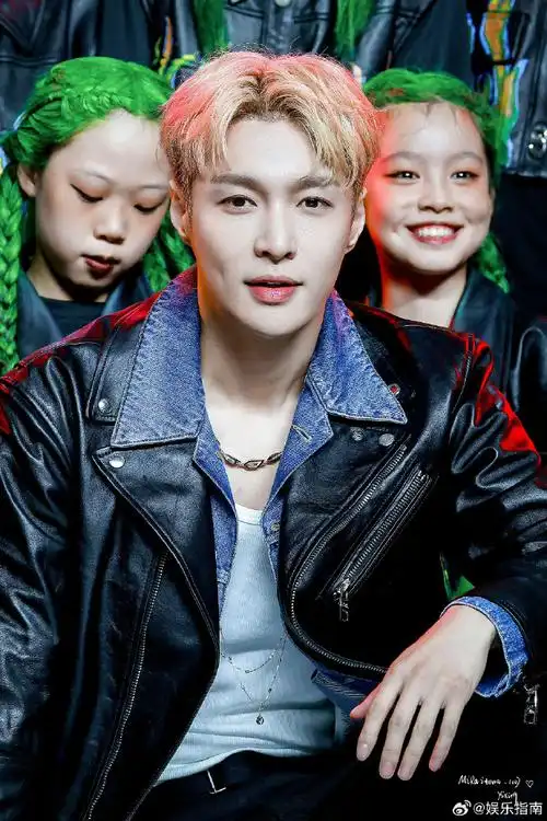 好想戳一下张艺兴酒窝