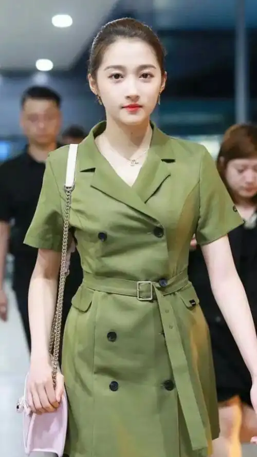 谁家的姑娘这么漂亮#关晓彤身着绿色束腰装现身机场,身材高挑英姿