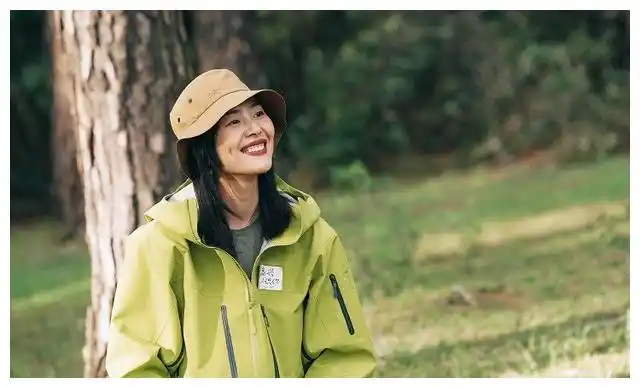 很高兴认识你周迅阿雅云南深山冒险刘雯上演草地走秀