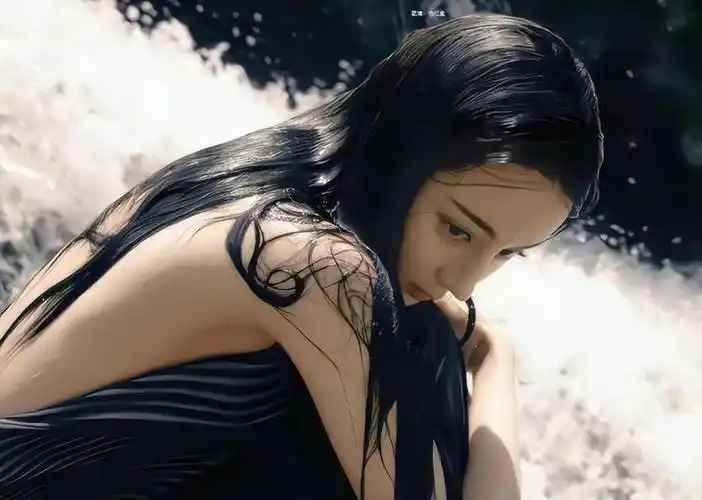 迪丽热巴"返祖"大片遭翻车,散发露腿湿身瀑布,惨遭恶意p图?