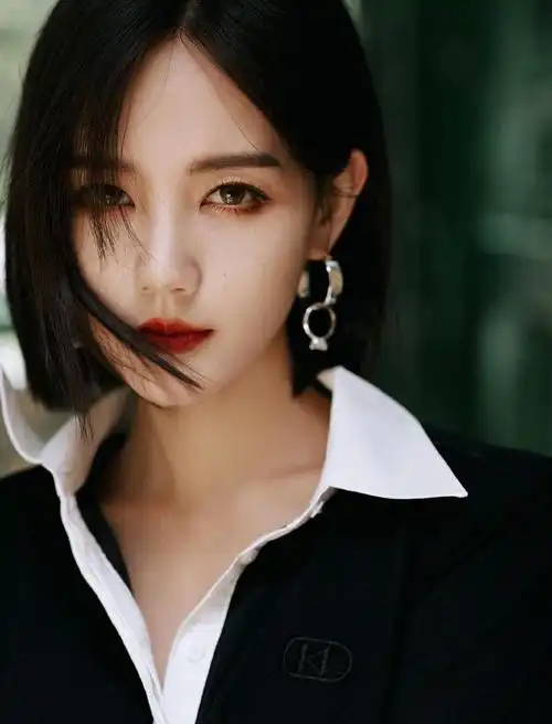 李一桐短发黑白裙简约干练,今日份是御姐桐|短发|李一桐_新浪新闻