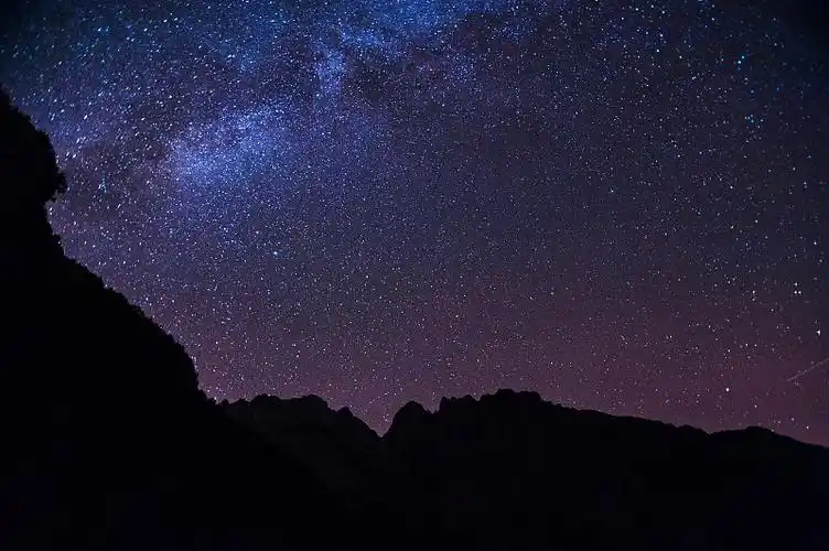 在阿尔巴尼亚山脉的夜空中,银河系的星星图片下载