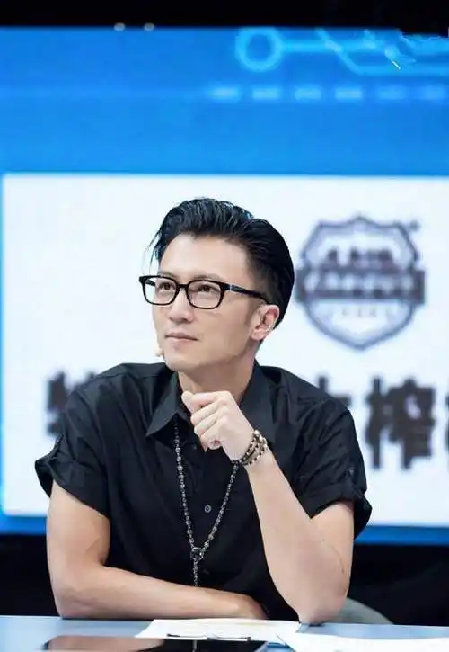 谢霆锋出席综艺,身穿黑色衬衫而且还梳了个背头,很酷又很帅_感觉_时候