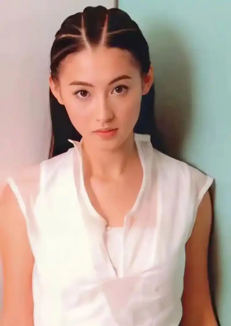 十八岁时的张柏芝,拥有着一张简直挑不出任何缺点的脸.