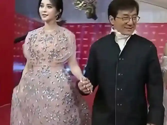 当所有人都远离范冰冰的时候,只有成龙,洪金宝站出来声援,老一辈艺人