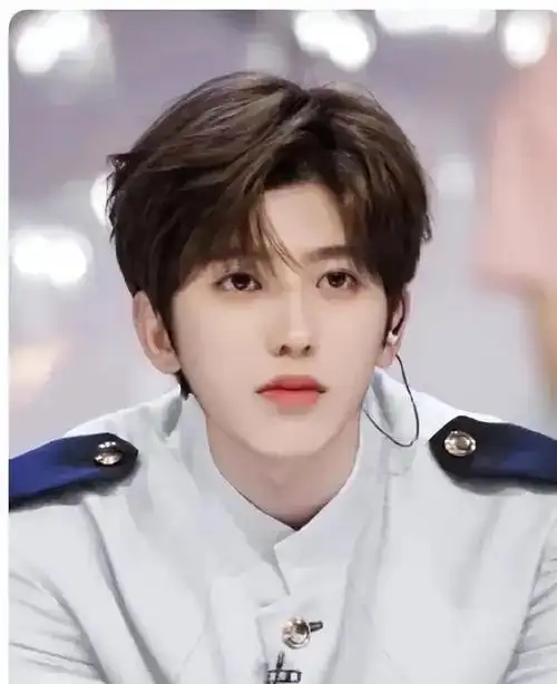 身为拥有两年半磨练岁月的偶像新星,蔡徐坤凭借着那独特的"基尼太美"