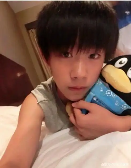 易烊千玺晒自拍,从可爱小男生到帅气大男孩,未来可期!