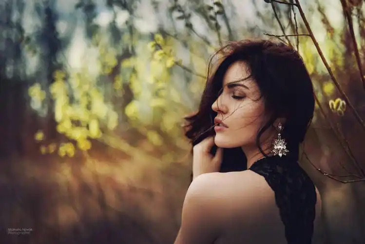 人物黑发闭着眼睛户外美女美女模特口红艺术设计背景虚化自然植物服装