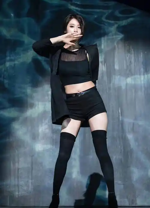 朴智妍的舞台魅力真是绝了,完美的身材令人心动不已