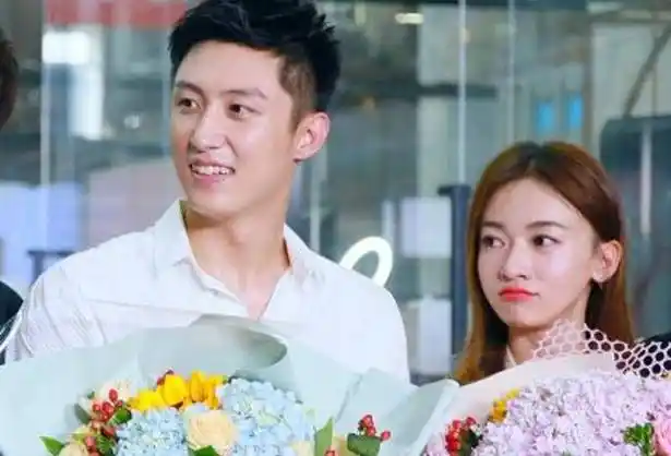 从黄景瑜抱娃来看,其臂力惊人,与吴谨言玩角色扮演!_因为_剧照_实力派