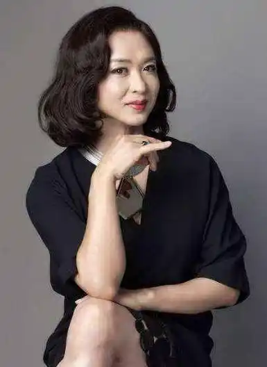 56岁金星重回男儿本色,全身男装素颜露面,网友直言:太洒脱_手术_观众