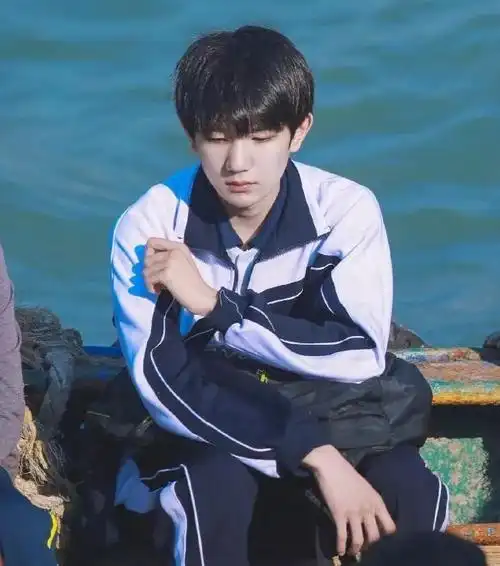 穿校服的王一博,难道不是每个少女你最喜欢谁的演绎呢?
